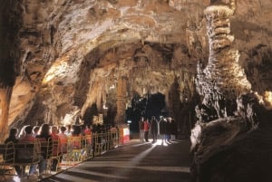 Lubiana: Biglietti e tour delle Grotte di Postumia e del Castello di Predjama