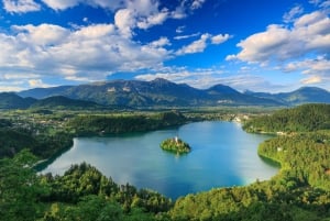 Fra Ljubljana: Bledsjøen og Postojna-grotten med inngangsbilletter