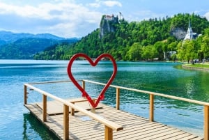 Da Lubiana: Lago di Bled e Grotte di Postumia con biglietto d'ingresso