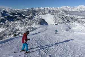 インストラクターとスキー：ブレッド発ヴォーゲル・スキーセンター