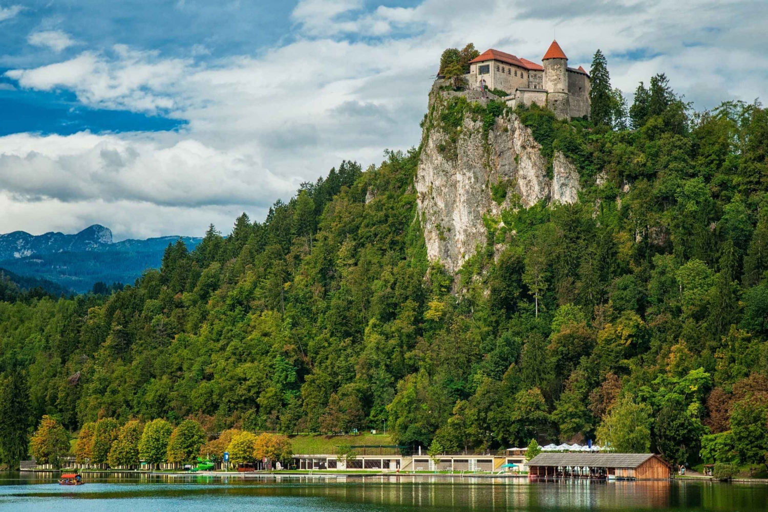 Словения. Бледский замок Словения. Бледский замок, Словения (XI век). Озеро Блед Словения достопримечательности. Гора Триглав и озеро Блед.