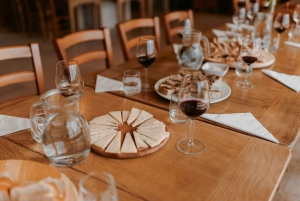 Slovenian viinikierros perheen omistamissa kellareissa