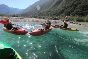 Soča: Kajakpaddling på Soča-floden: Upplevelse med foton