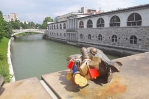 Zagreb: Tagesausflug Postojna-Höhle, Predjama-Burg & Ljubljana