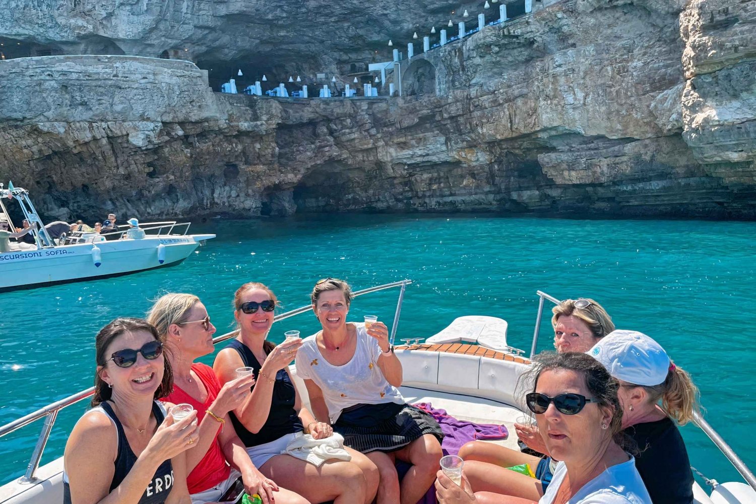 Polignano a Mare: Kryssning med motorbåt till grottor med aperitif