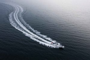 Croisière privée sur un bateau à moteur sportif