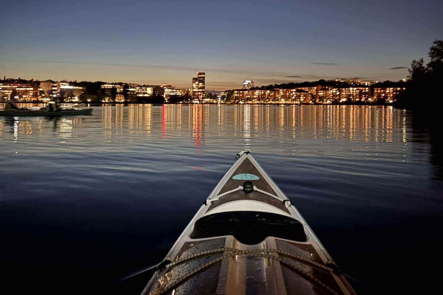 Stockholm bij nacht: winterkajaktocht met gids en droogpak