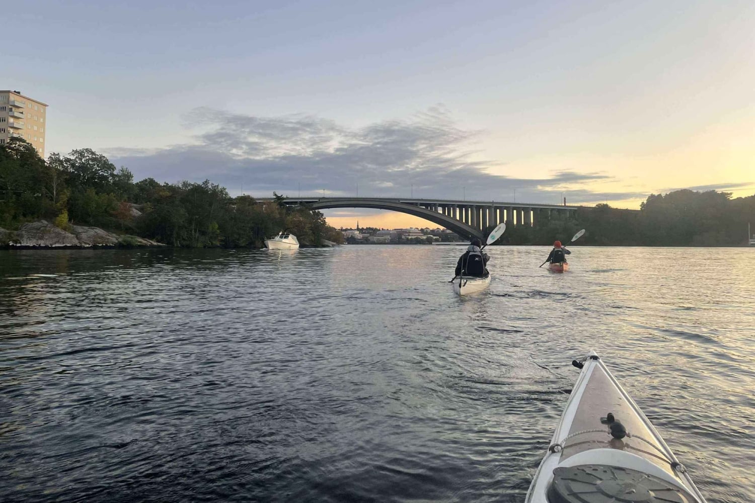 Stockholm bij nacht: winterkajaktocht met gids en droogpak