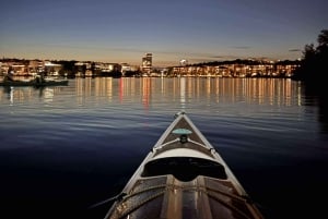 Stockholm bij nacht: winterkajaktocht met gids en droogpak