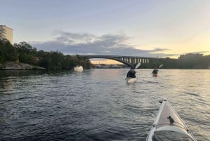 Stockholm bij nacht: winterkajaktocht met gids en droogpak