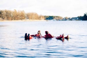 Stockholm : randonnée, déjeuner en forêt et flottaison en eau froide