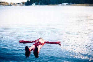 Stockholm : randonnée, déjeuner en forêt et flottaison en eau froide