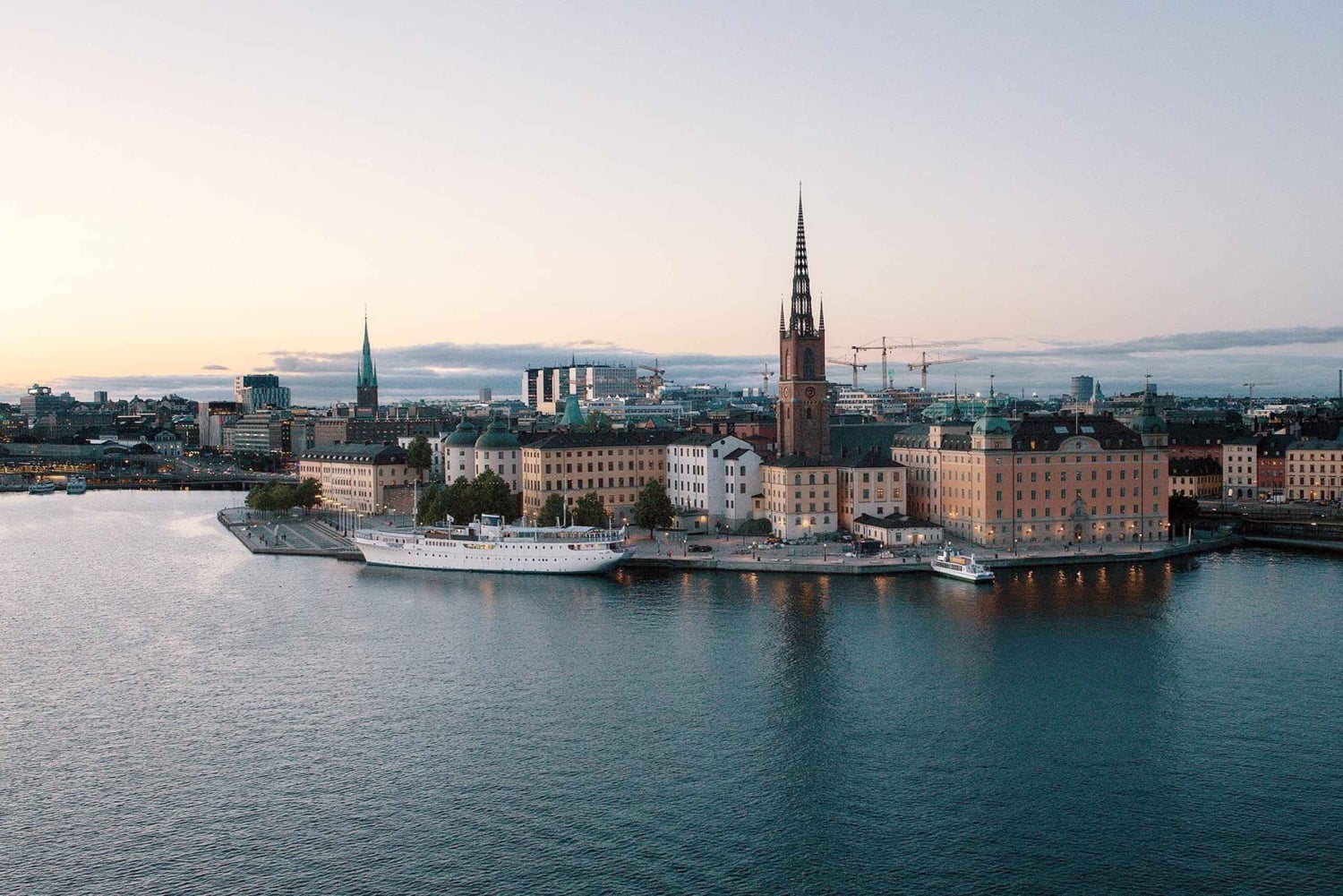 ストックホルムの名所：旧市街とリッダルホルメンのプライベートガイド付きツアー