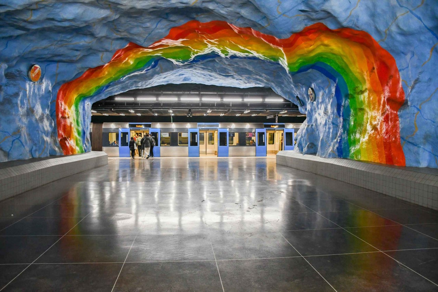 オファー ストックホルムのアートな地下鉄駅