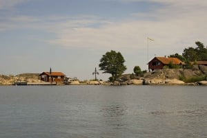 Stockholm: Midsummer Archipelago Boat Tour Live Guide DE/EN