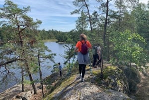 Tukholma: Luonnonsuojelualueen vaellusretki ja nuotiolounas.