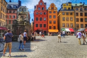 Stockholm: Royal & Classic History Walking Tour with Fika