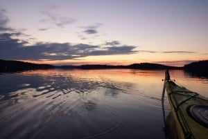Stockholm: Kajaktocht bij zonsondergang in de archipel + Fika