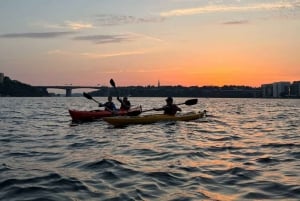 Estocolmo: Excursión en Kayak al Atardecer en la Ciudad + Fika Sueco