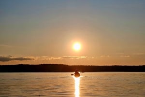 Estocolmo: Passeio de caiaque ao pôr do sol no Lago Mälaren com chá e bolo