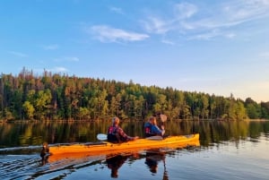 Stockholm : Excursion en kayak au coucher du soleil sur le lac Mälaren avec thé et gâteau
