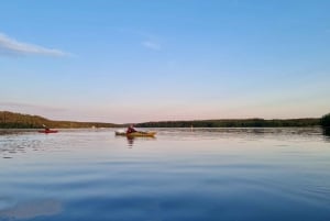 Sztokholm: Wycieczka kajakiem o zachodzie słońca po jeziorze Mälaren z herbatą i ciastem