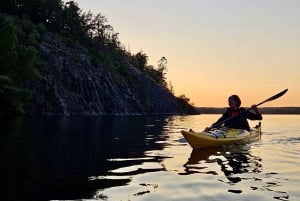 Stoccolma: Tour in kayak al tramonto sul lago Mälaren con tè e torta