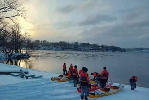 Stockholm: Winter-Kajaktour mit optionaler Saunazeit