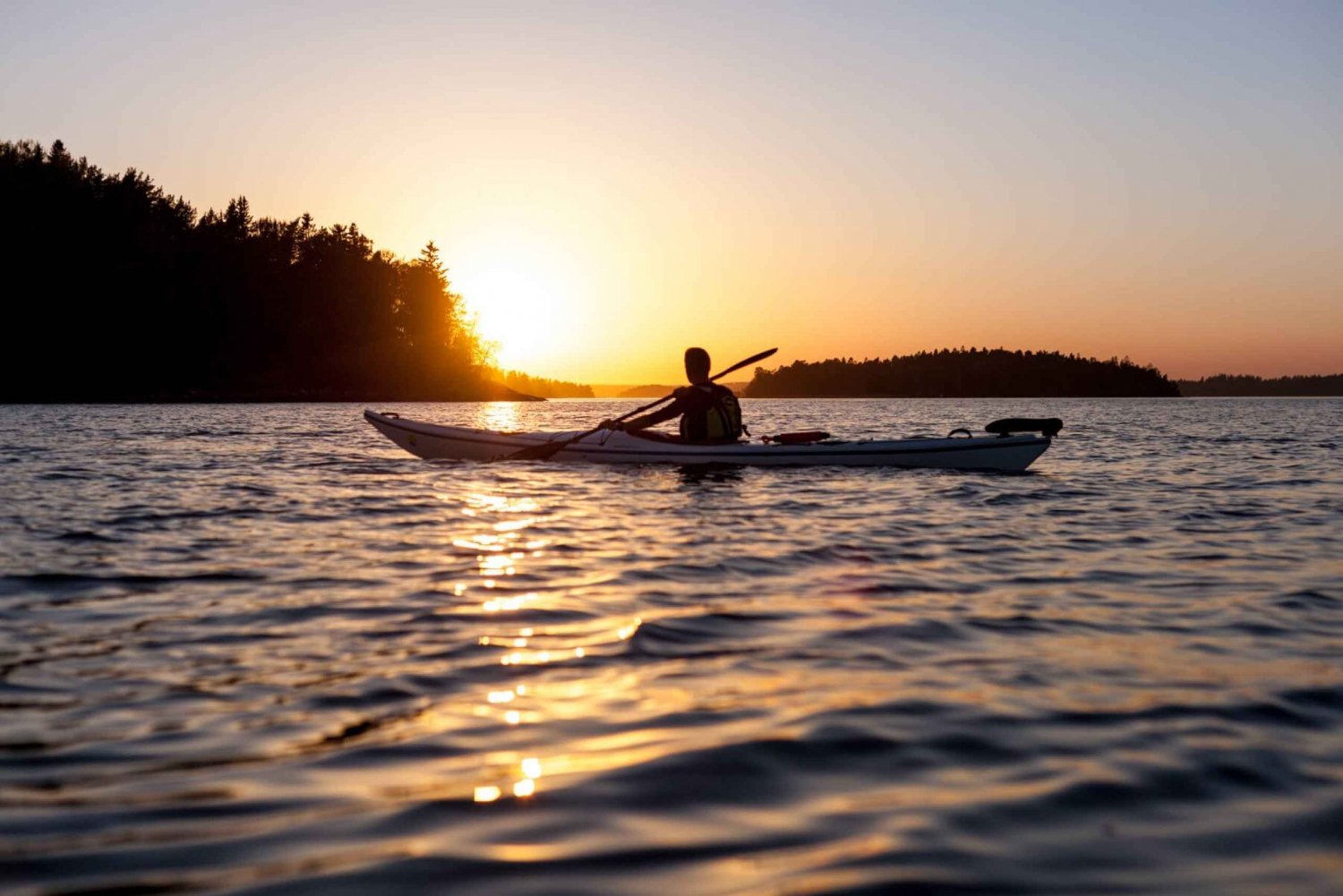 Vaxholm: Kajaktocht bij zonsondergang in de archipel van Stockholm en Fika