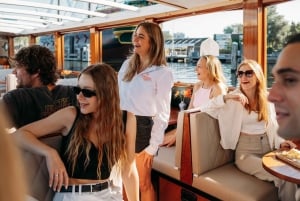 Amsterdam: Classic Boat Cruise with Optional Cheese & Wine