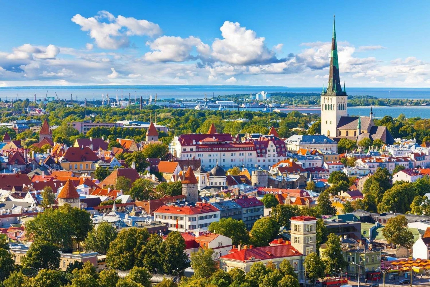 De Helsinque: Excursão Guiada de 1 Dia por Tallinn c/ Barca