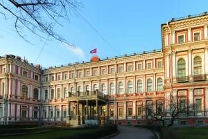 Nikolaevsky Palace: Folklore Show with Snacks and Drinks
