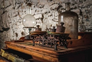 Prague: Oldtown, Medieval Underground & Dungeon History Tour