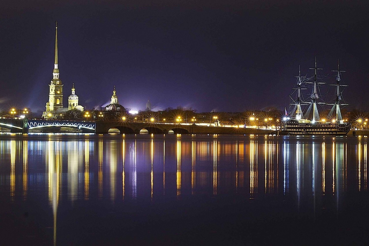 Saint Petersburg: Illuminations by Night City Tour