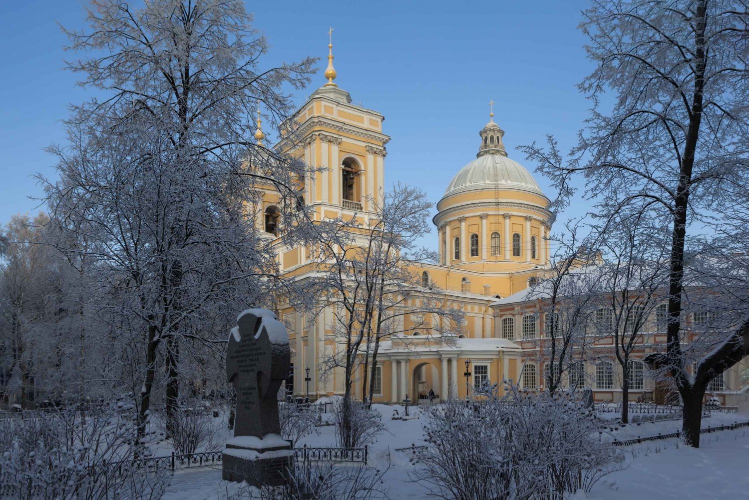 St Petersburg: Alexander Nevsky Lavra Private Tour