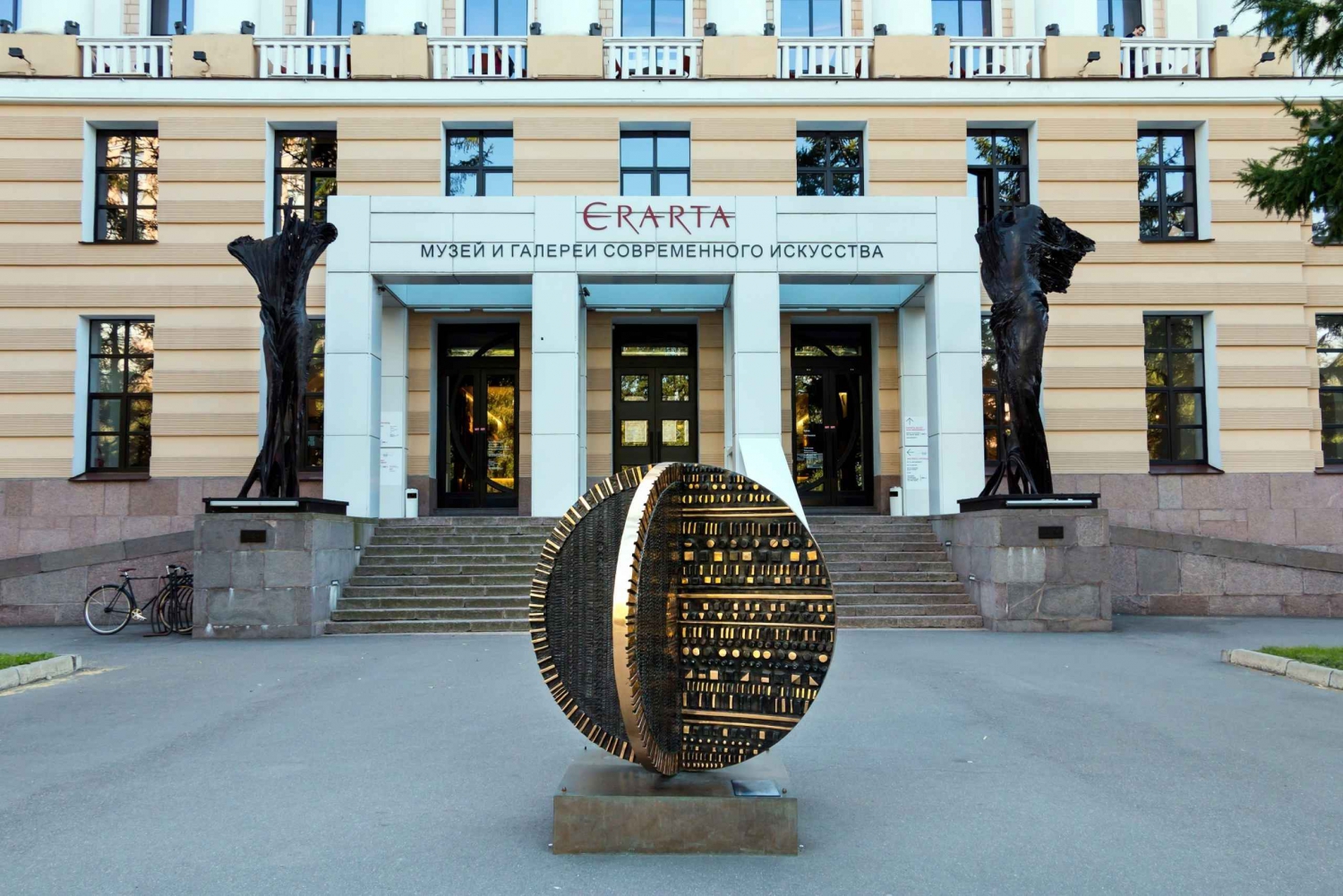 St Petersburg: Erarta Moden Art Museum Guided Tour