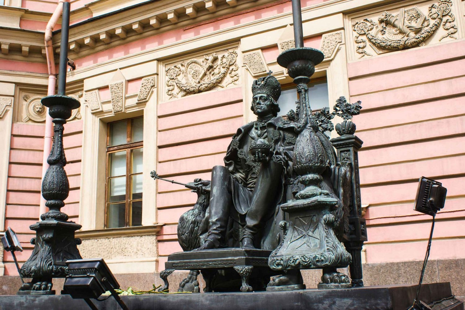 St. Petersburg: Walking Tour with Snacks and Drinks