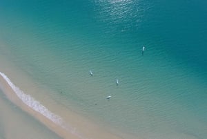 Aprenda a surfear en el recorrido por la playa y las olas más largas de Australia