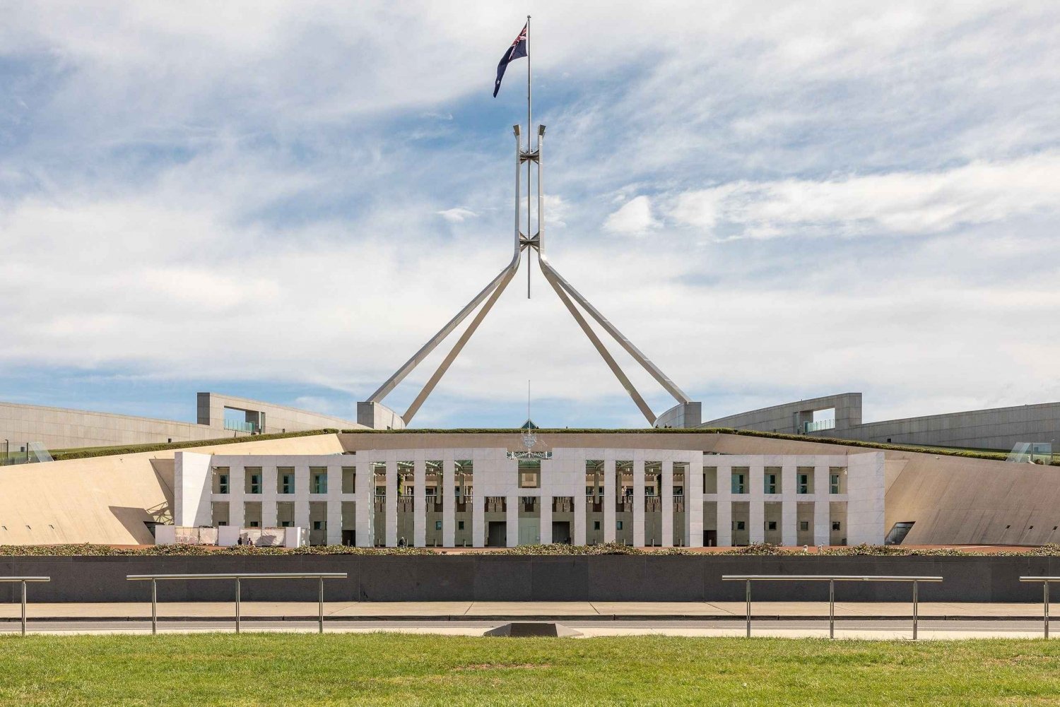 From Sydney: Canberra Day Trip with Guided Tours