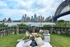 Kirribilli: Private Picnic for 2 with Sydney Harbor Views