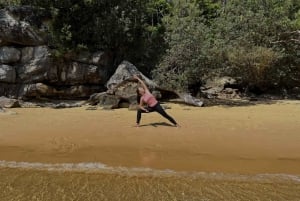 Clase de yoga en la playa de Manly