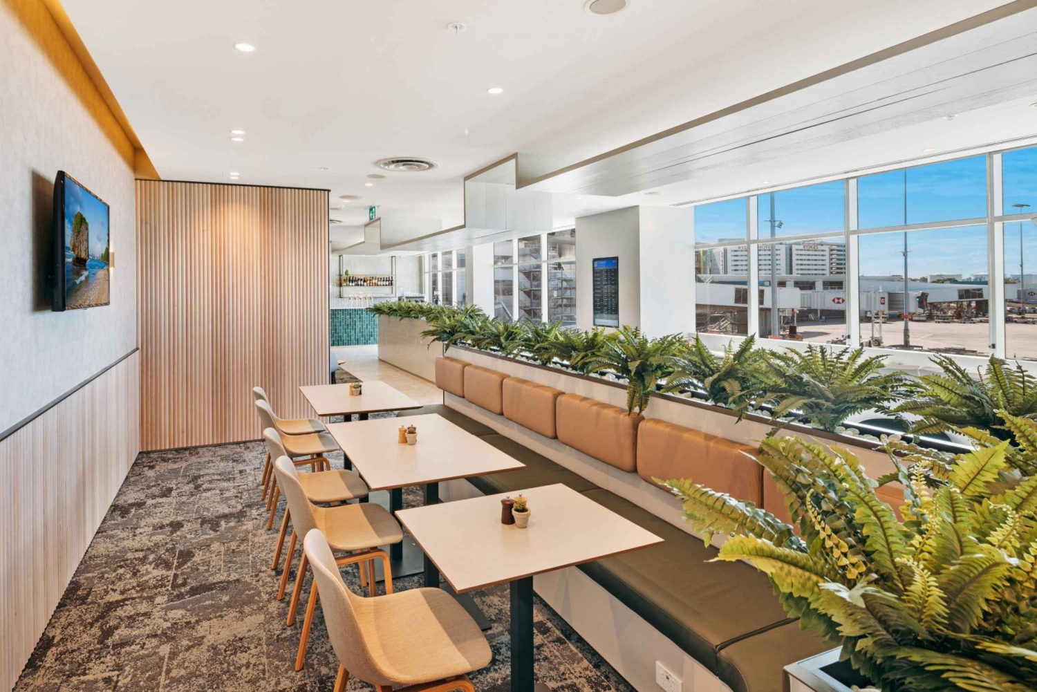Sydney Airport (SYD): Lounge Access with Food and Drinks