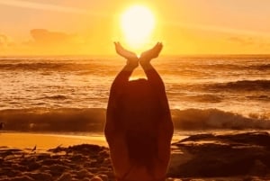 Sydney: Bondi Sunrise Yoga and Coastal Walking Tour