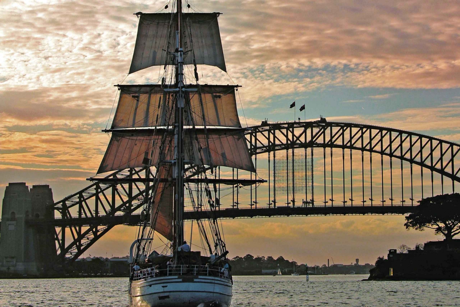 Sydney: Hafenrundfahrt bei Sonnenuntergang mit Abendessen