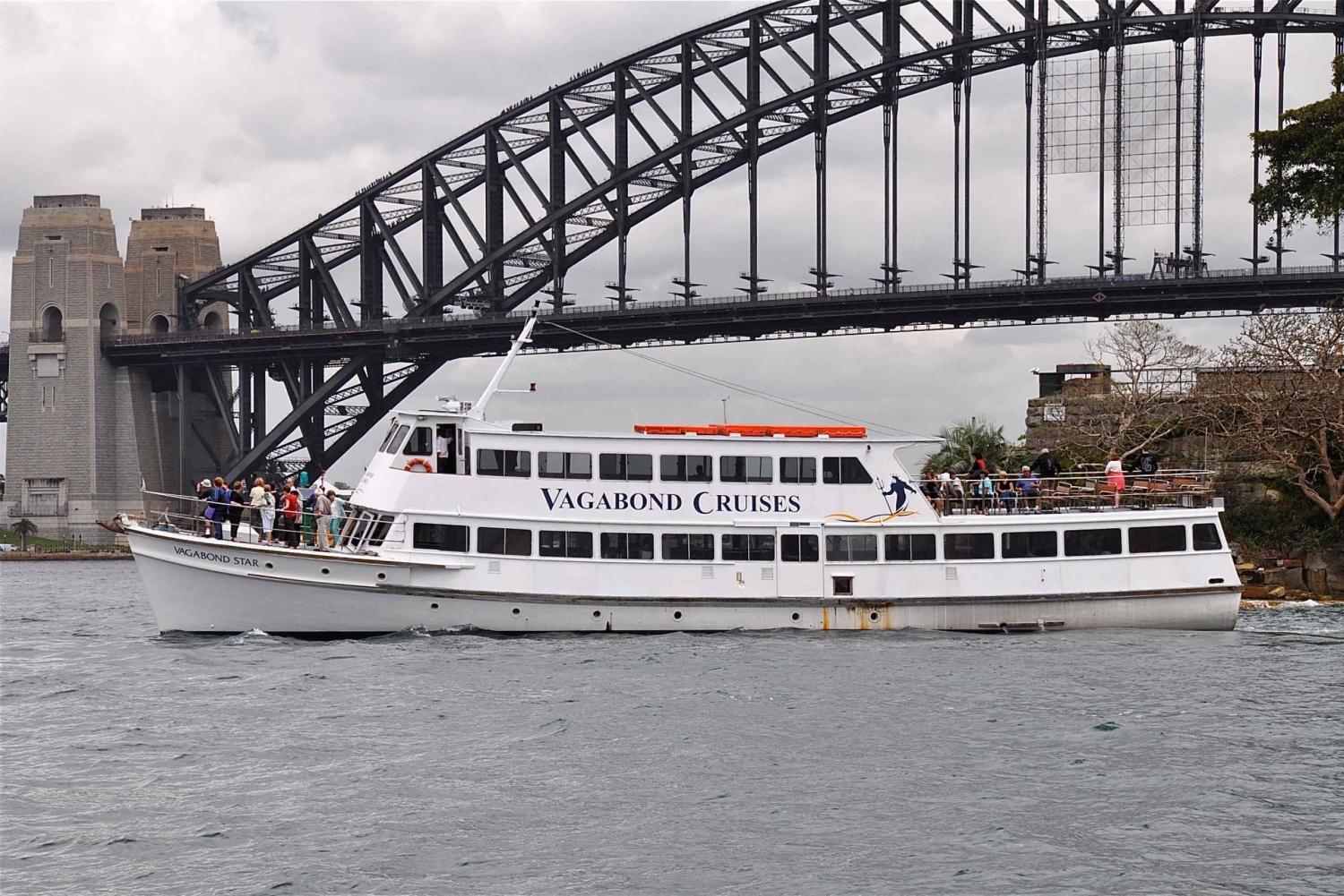 Sydney: Retro Party Cruise in Sydney Harbour with Snacks