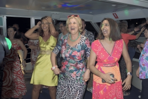 Sydney: Rock N Retro Hits Cruise met buffet & DJ