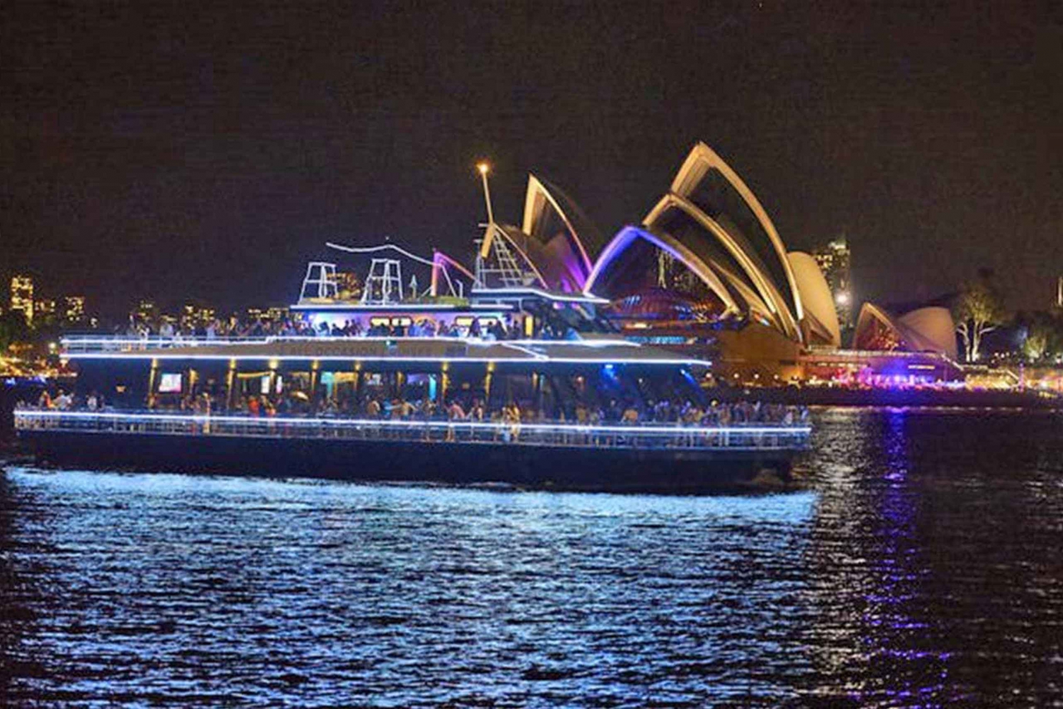 Sydney: Vivid Festival Cruise buffet-illallisella