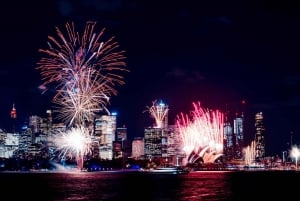 Sydney: Vivid Sydney Harbour Dinner Cruise with Drinks