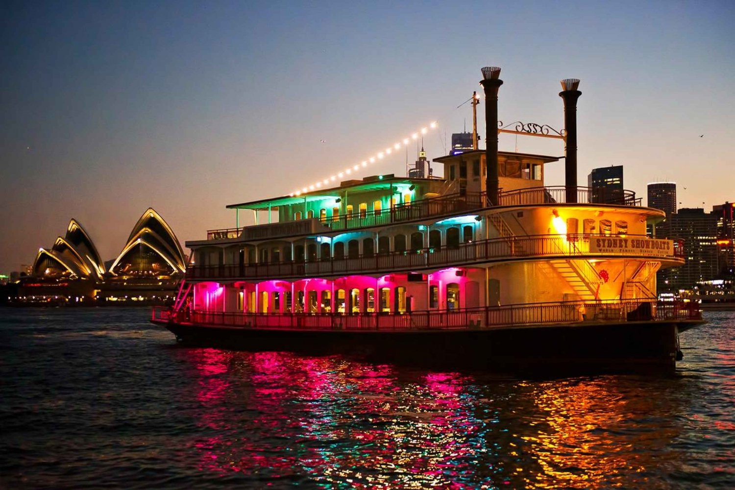 Vivid Sydney: Crociera cabaret con cena di 3 portate