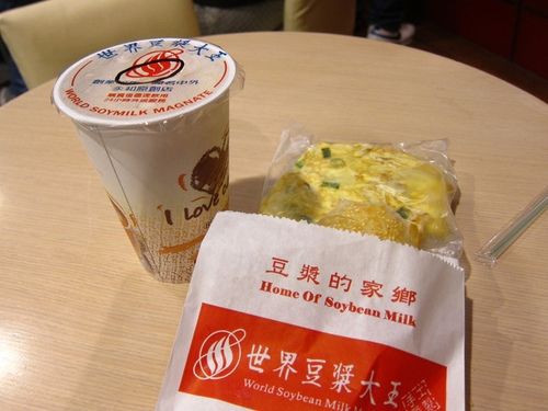 World Soy Milk King Yonghe Yongho Taipei Taiwan cheap late night eat in taipei soy bean drink fried dough egg pancake 